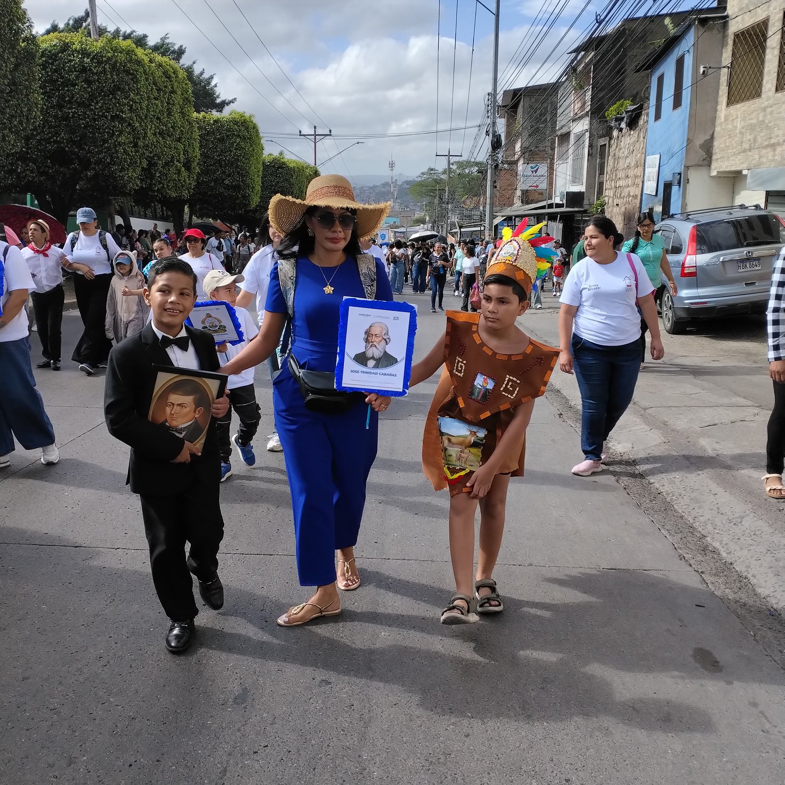 Niños con el retrato de José Trinidad Cabañas