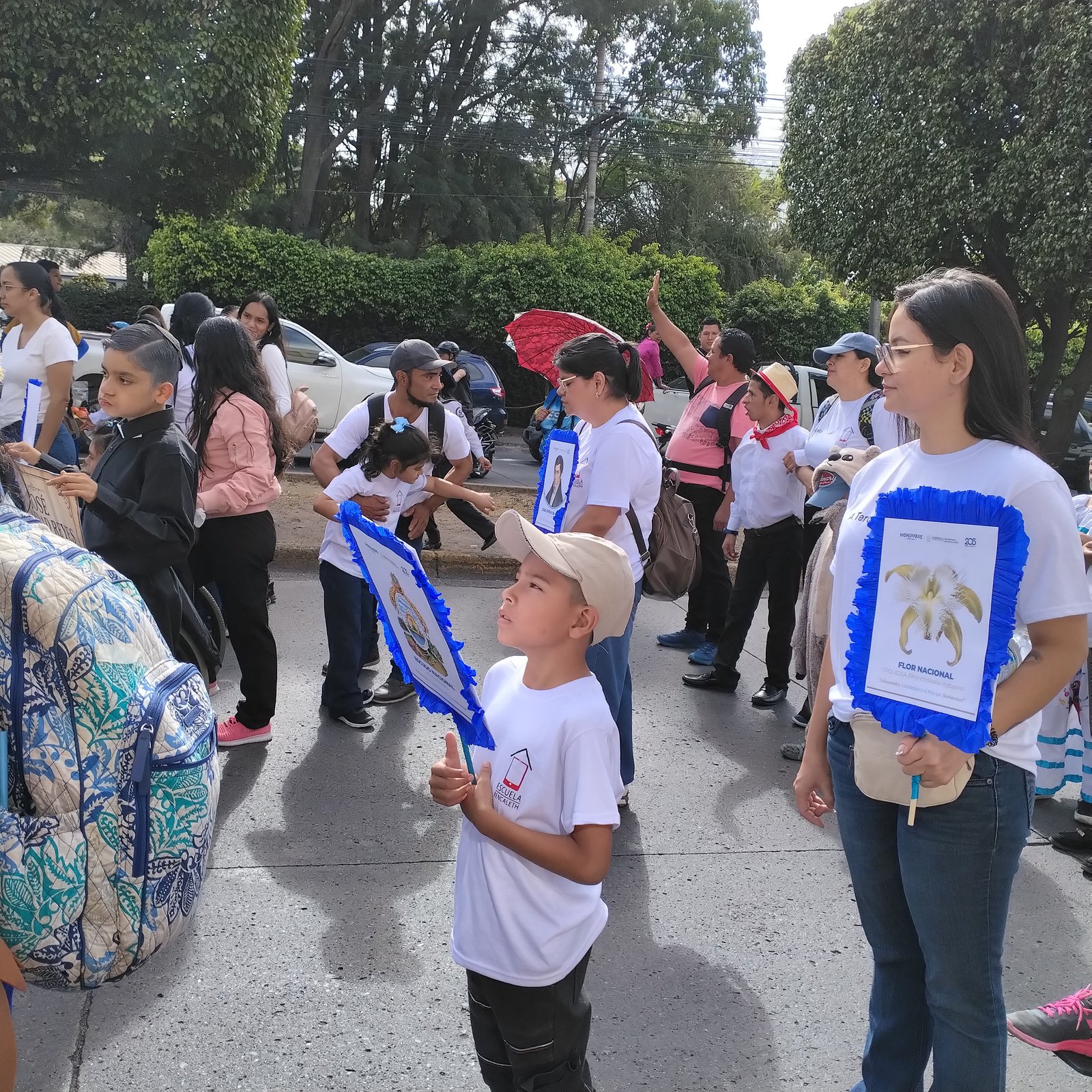 Niño con el símbolo de la flor nacional de Honduras