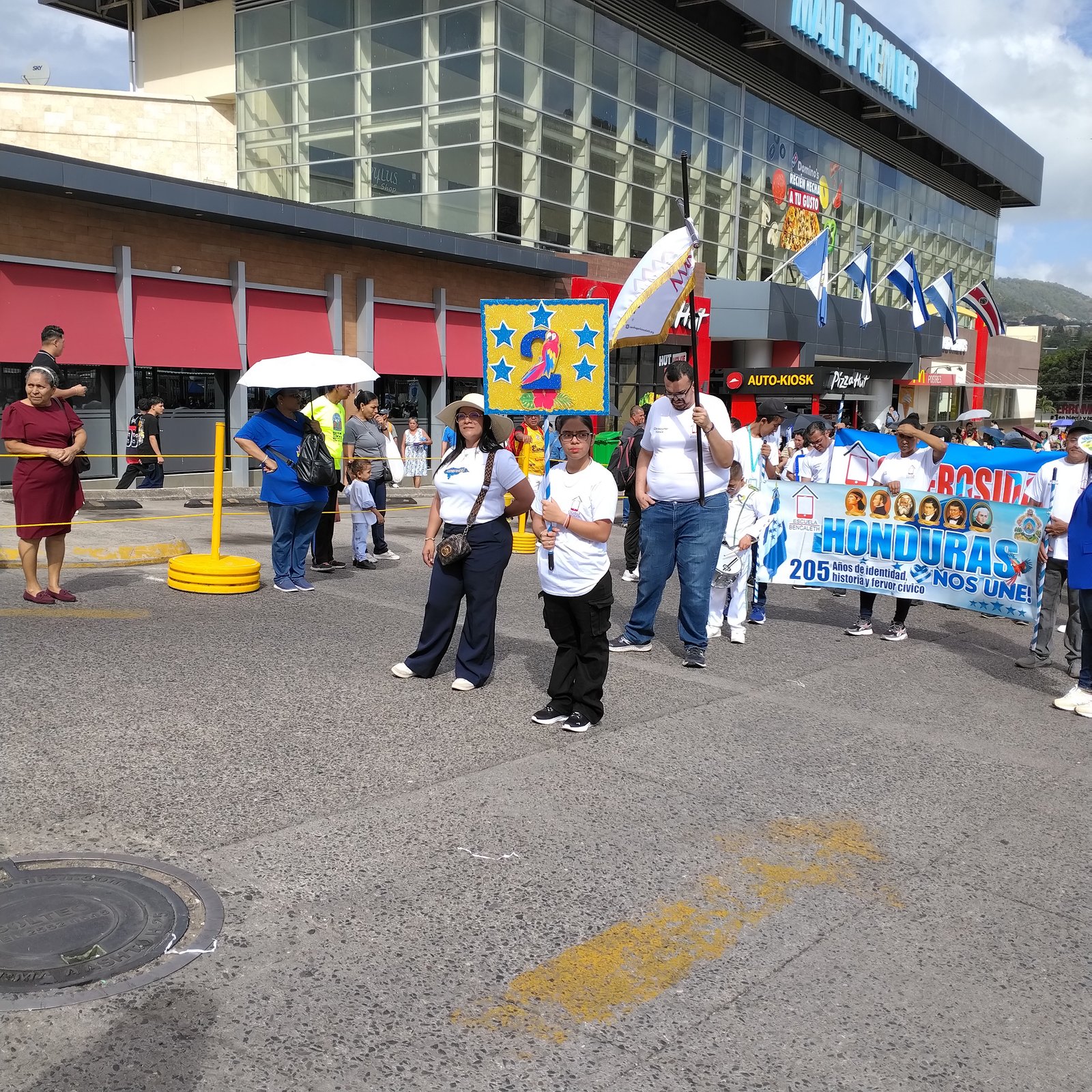 Desfile patrio con banderas de Honduras frente al Mall Premier