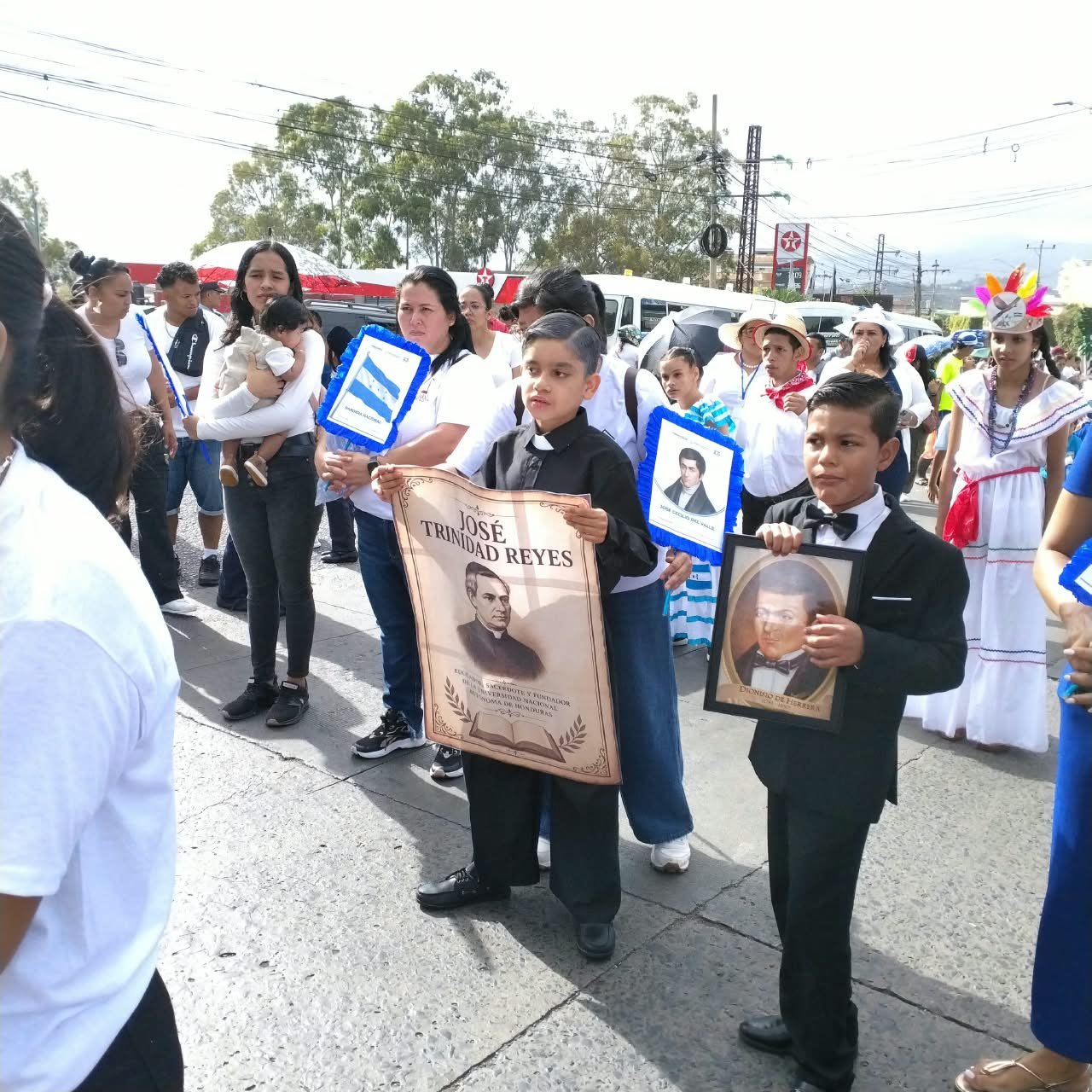 Niños con retratos de próceres hondureños en el desfile