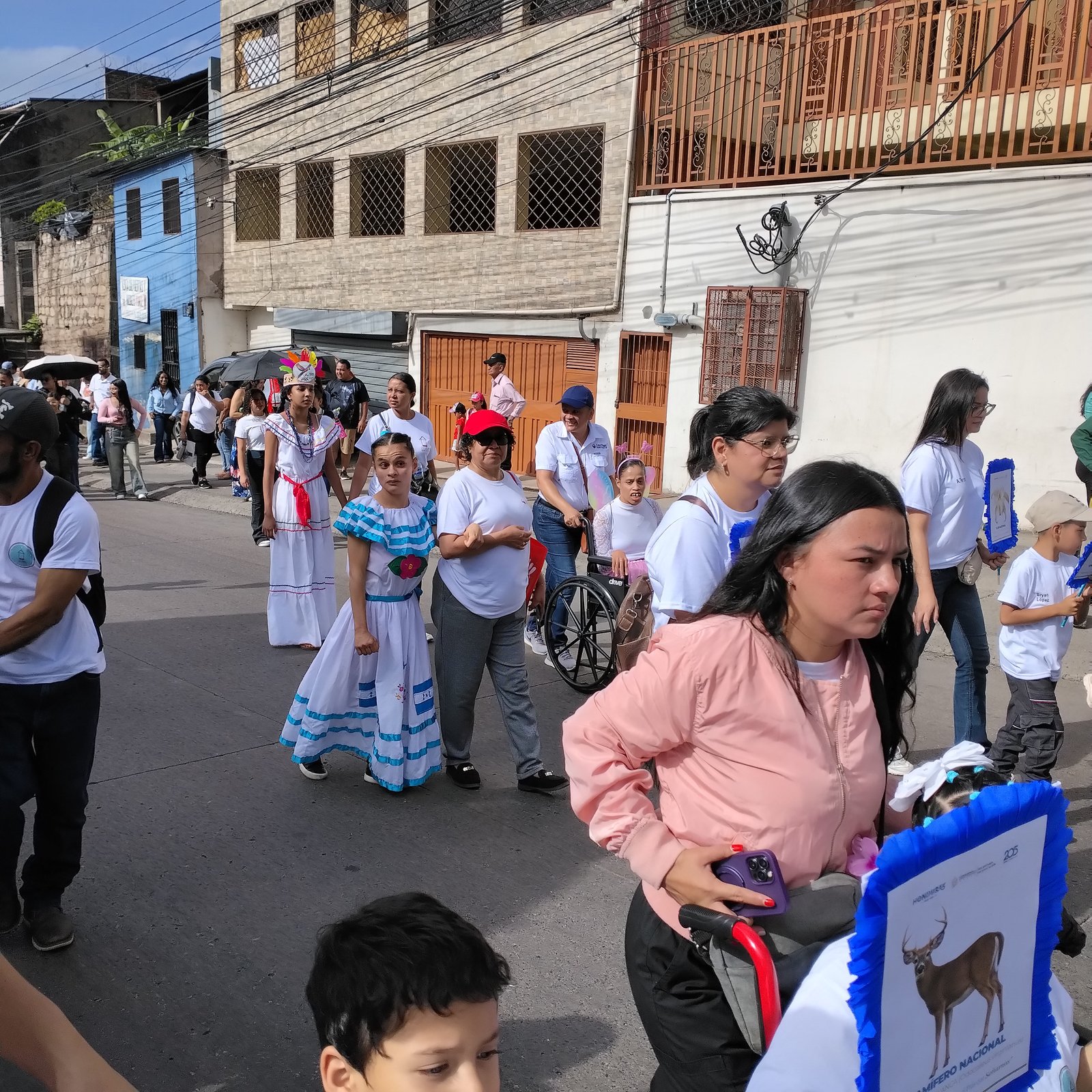 Niños caminando en el desfile patrio por las calles