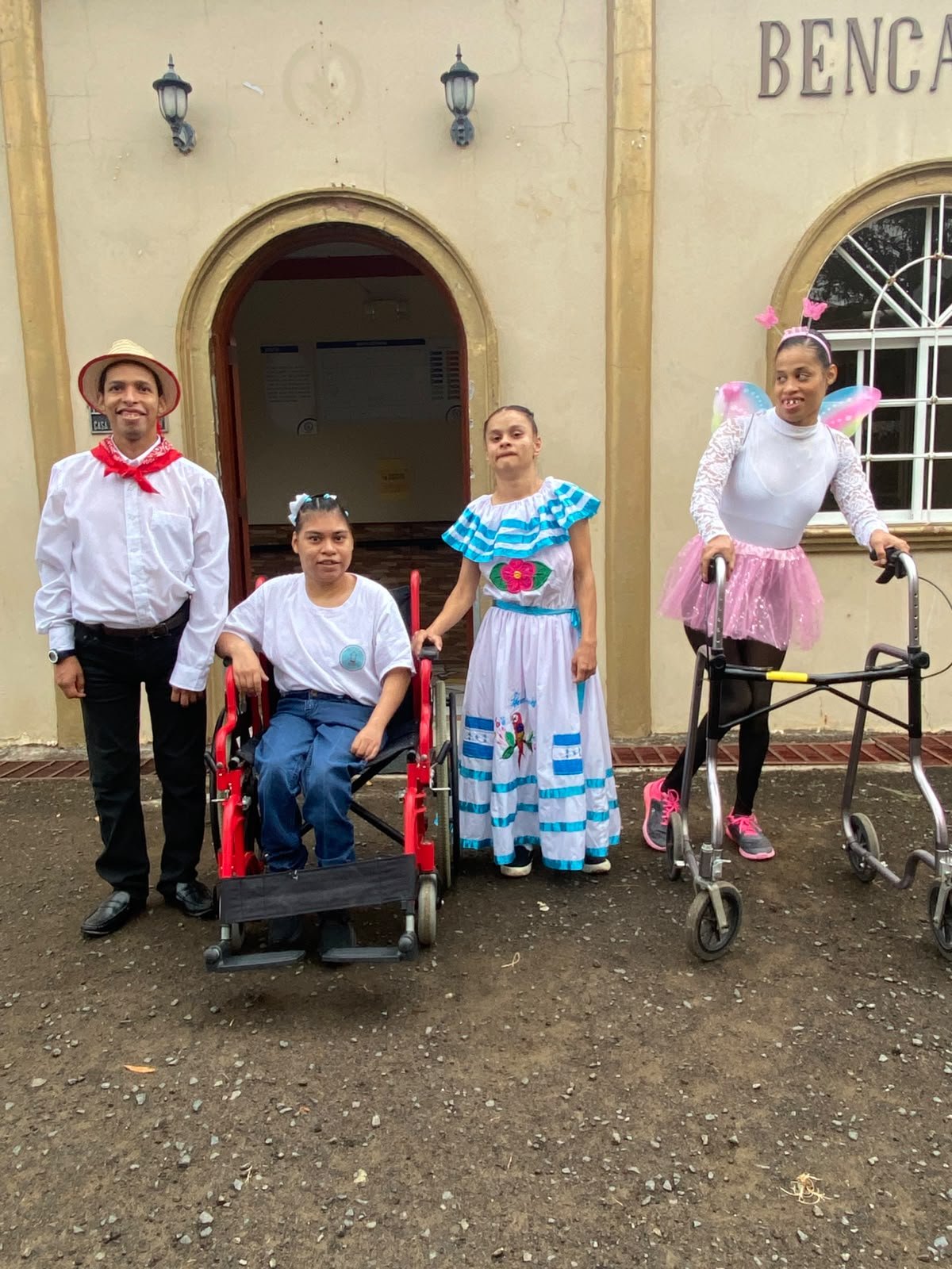 Niños de Casa Hogar BENCALETH listos para el desfile patrio